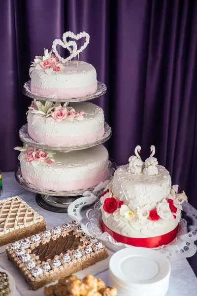 gül pembe ve beyaz düğün pastası