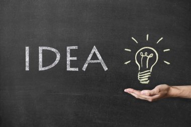 Yazı tahtası ve erkek el fikirler ampul kavram çalışmaları