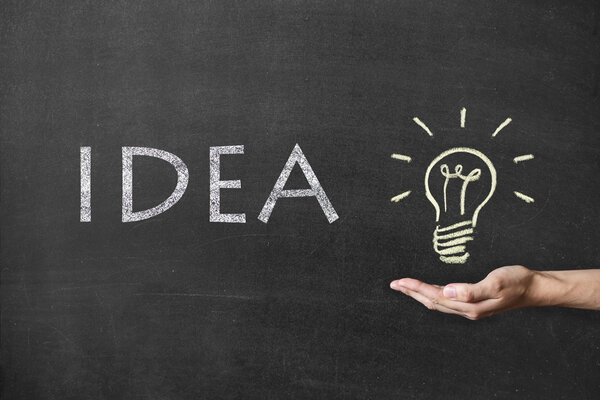 Идеи Концепция лампочки работы на доске и мужской руки
