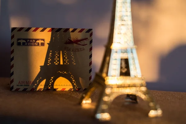 Empty vintage card with statuette of Eiffel Tower — Stock Photo, Image