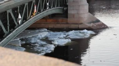Mart ayında Nehri üzerinde buz erime.