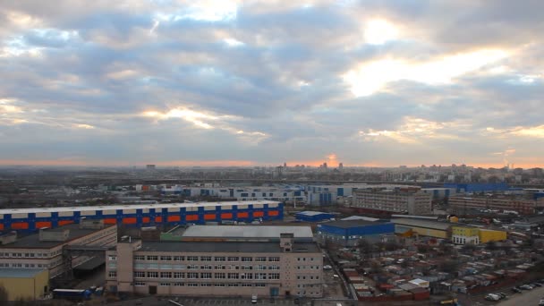 Під час заходу сонця небо на фоні промислової зони міста. — стокове відео