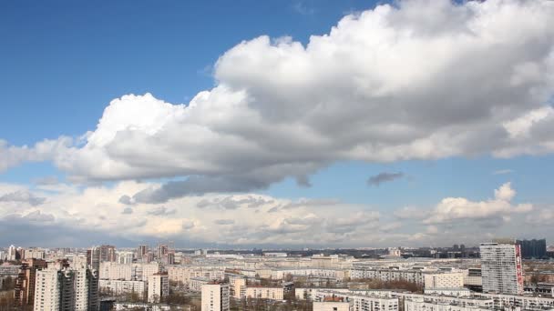 Городской пейзаж - красивые белые облака над городом. Московский район Санкт-Петербурга весной солнечного дня . — стоковое видео