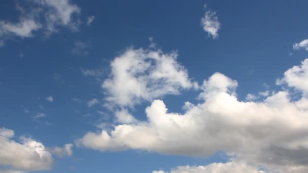Белые облака в голубом небе. — стоковое видео