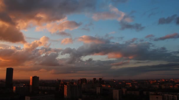 Paysage urbain - ciel couchant avec de beaux nuages au-dessus de la ville . — Video