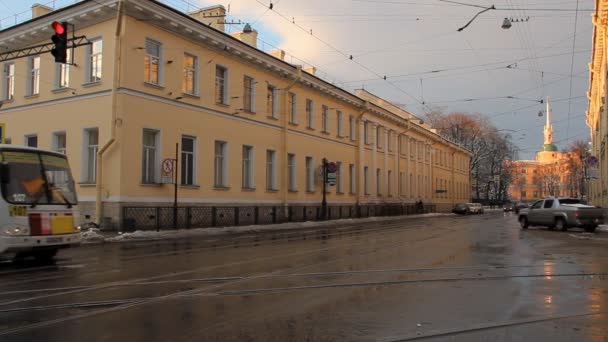 サンクトペテルブルクのサドーヴァヤ通り。ミハイロフ スキー城の眺め. — ストック動画
