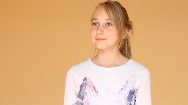 Ung vacker flicka-Tonåring ser med glädje och förvåning. — Stockvideo