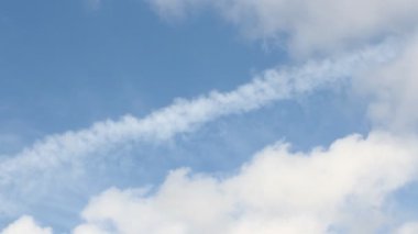 Mavi gökyüzünde beyaz bulutlar. 