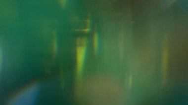 Soyut arkaplan - çok renkli kıvılcımlar güneşte parlar. Parlak ışınlar, kıvılcımlar ve ışıktan oluşan bir kaleydoskop.