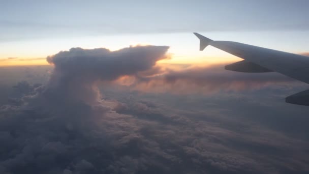 Nubes, puesta del sol, avión — Vídeo de stock