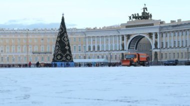 Palace Meydanı St. Petersburg'Noel ağacı. Kar makineleri Meydanı'nda.