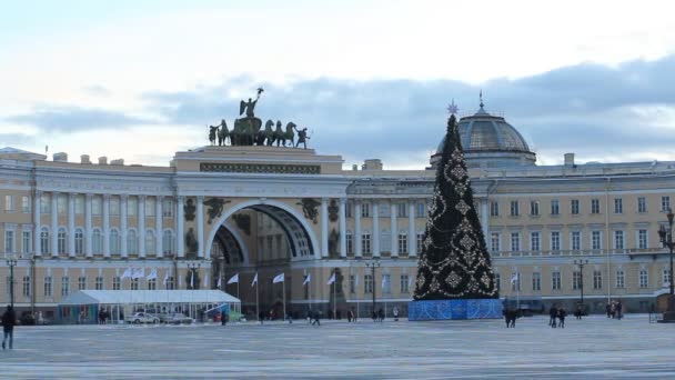Vánoční strom na náměstí paláce. — Stock video