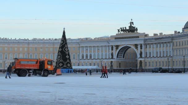 Weihnachtsbaum auf dem Schlossplatz in St. Peter-Ording. Schneemaschinen auf dem Platz. — Stockvideo