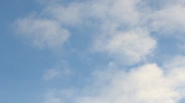 hafif beyaz bulutlar.