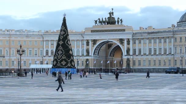 Vánoční strom na náměstí paláce. — Stock video