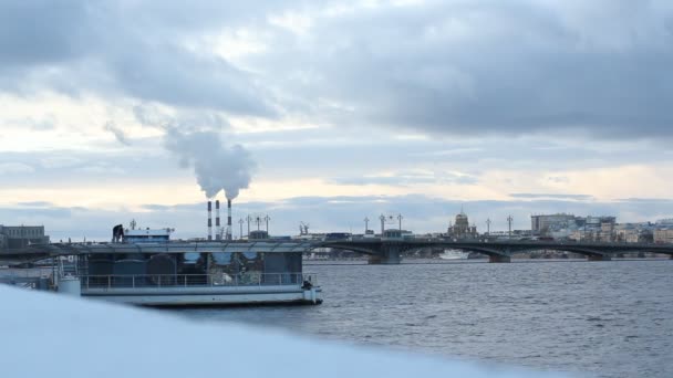 Vue sur la rivière Neva . — Video