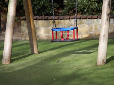 Kırmızı ve mavi salıncak