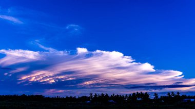 Sathyamangalam, Hindistan 'da bulutlu mavi gökyüzü manzarası.
