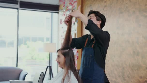 Професійні Чоловічі Перукарі Використовують Інструменти Різання Волосся Такі Гребінець Ножиці — стокове відео