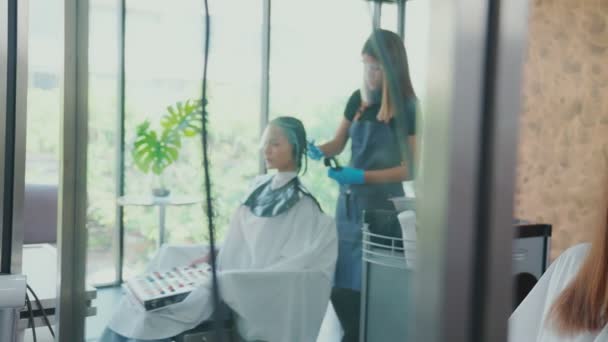 카메라는 거울을 움직인다 장면은 미용사가 의뢰인의 머리를 염색하고 사용하여 이발사로 — 비디오