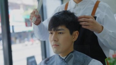 Saçı keserek saçı makasla kesmek için. Kozmozom için saç tasarlayacak profesyonel kuaförler. Güzellik salonu ya da berber dükkanı konsepti.