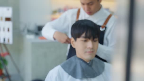 Coiffeur Professionnel Asiatique Utilise Des Ciseaux Des Peignes Pour Couper — Video