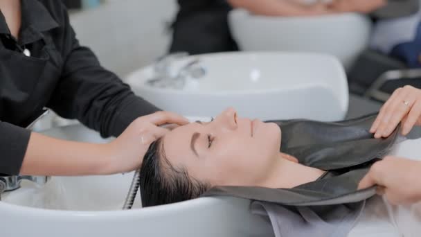 Professional Beauty Salon Worker Washing Her Hair Water Clean Shampoo — Stock Video