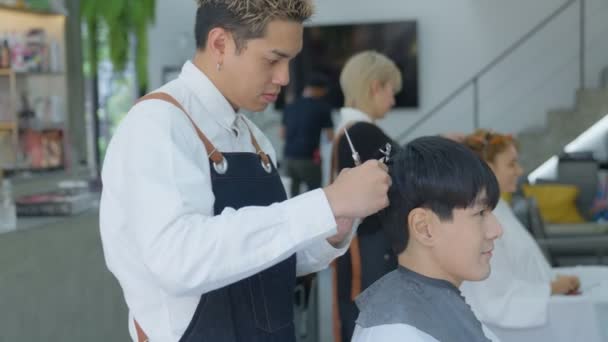 Професійний Перукарський Азіатський Чоловік Використовує Ножиці Гребінці Щоб Стригти Волосся — стокове відео