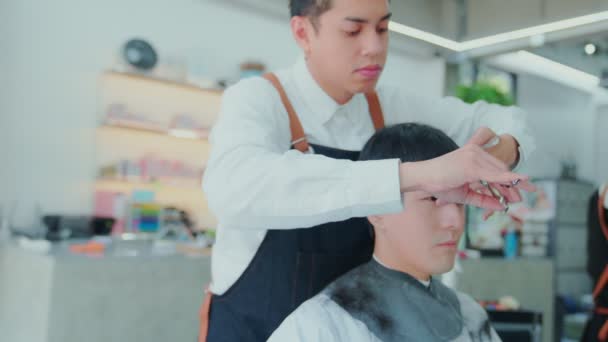 Een Professionele Kapper Aziatische Man Gebruikt Schaar Kammen Haren Trimmen — Stockvideo