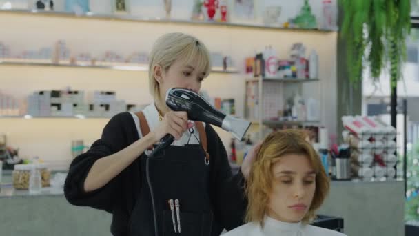 Femme Professionnelle Coiffeuse Asiatique Après Avoir Coupé Une Clientèle Européenne — Video