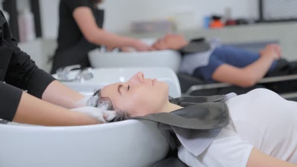 Profissional Salão Beleza Lavando Seu Cabelo Limpe Com Shampoo Massageie — Vídeo de Stock