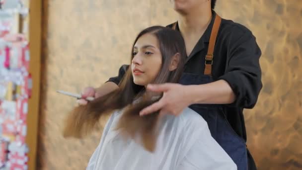 Barbeiro Profissional Está Trabalhando Corte Cabelo Curto Para Belo Cliente — Vídeo de Stock