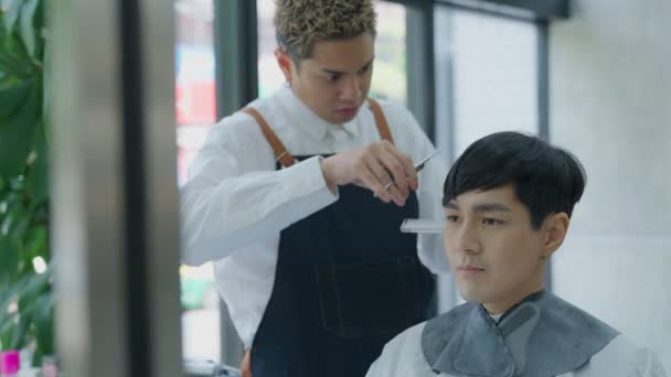 Barbeiros Asiáticos Profissionais Estão Usando Ativamente Tesouras Pentes Para Cortar — Vídeo de Stock