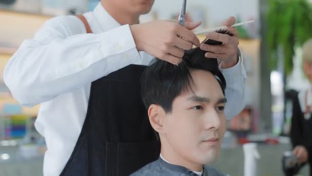 Movimento Lento Barbeiro Está Cortando Cabelo Para Clientes Asiáticos Cabeleireiros — Vídeo de Stock