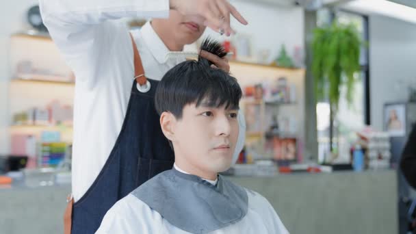 一个亚洲男人在发廊里顾客们从镜子里看到这种发型的美丽 美容院或理发店的商业概念 — 图库视频影像
