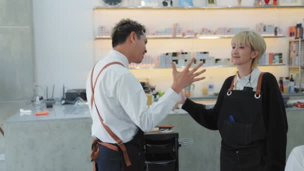 Професійні Азіатські Перукарі Піднімаються Щоб Привітати Рукостискання Перед Початком Роботи — стокове відео