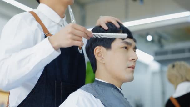 Ein Asiatischer Mann Wäscht Haare Kamm Und Haarschnitt Durch Professionelles — Stockvideo