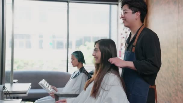 Profesyonel Bir Kuaför Güzel Bir Müşteriyle Saç Kesimi Hakkında Konuşuyor — Stok video