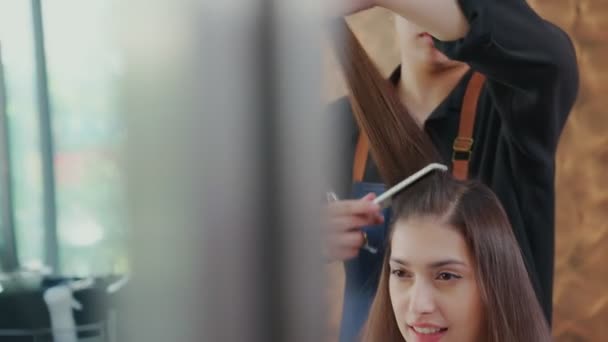 Fodrász Ollóval Vágja Haját Egy Gyönyörű Fiatal Ügyfélkörnek Barátságos Légkörben — Stock videók