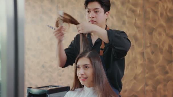 Професійні Перукарі Використовують Інструменти Різання Волосся Такі Гребінці Ножиці Кінчику — стокове відео