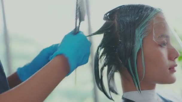 Азиатская Профессиональная Женщина Beautician Окрашивание Молодая Красивая Девушка Волосы Клиента — стоковое видео