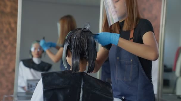 Профессиональная Женщина Косметолог Азии Окрашивая Волосы Красивых Молодых Клиентов Парикмахеры — стоковое видео