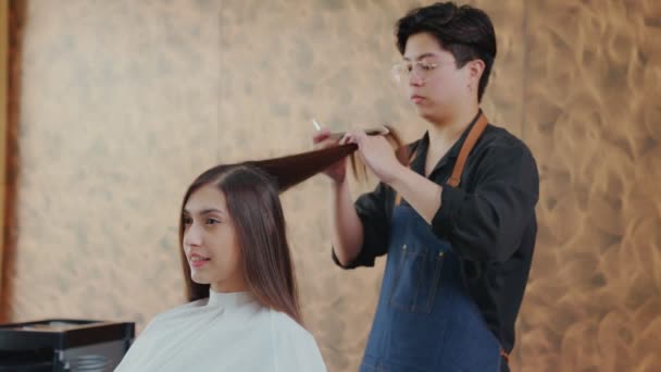 Movimento Lento Muito Jovem Cliente Uma Barbearia Sentado Barbeiro Profissional — Vídeo de Stock