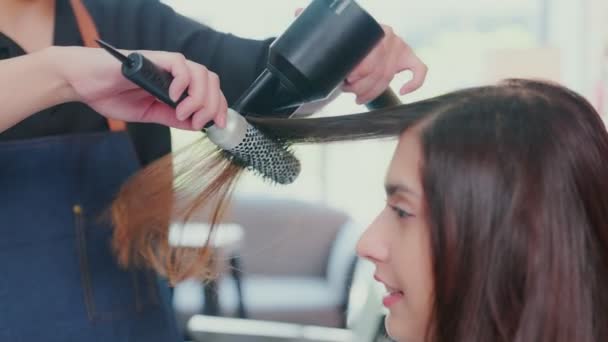 아시아의 미용사인 미용사는 고객들의 머리를 건조기와 머리를 수있게 미용실 이발소와 — 비디오