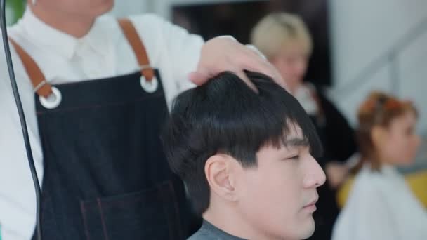 Asiatische Professionelle Friseur Mann Verwenden Haartrockner Frisur Für Kunden Eingestellt — Stockvideo