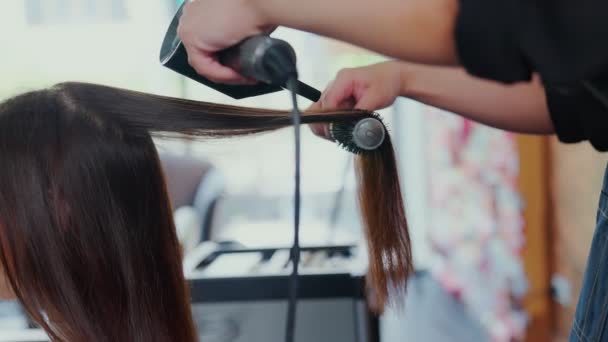 Footage Super Zeitlupe 100 Bildrate Professionelle Asiatische Friseurkosmetikerinnen Verwenden Haartrockner — Stockvideo