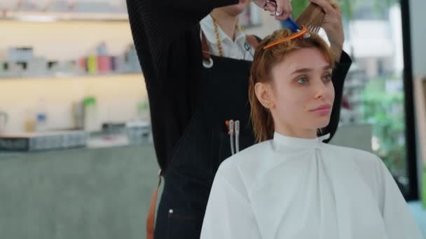 Movimento Lento Esteticista Profissional Barbeiro Asiático Usando Secador Cabelo Pente — Vídeo de Stock