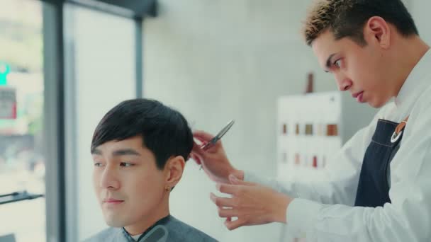 Професійний Перукарський Азіатський Чоловік Використовує Ножиці Гребінці Щоб Стригти Волосся — стокове відео