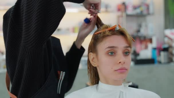 Profesjonalny Fryzjer Obciąć Fryzurę Kobiet Klientów Nożyczkami Salonie Piękności Zakończeniu — Wideo stockowe