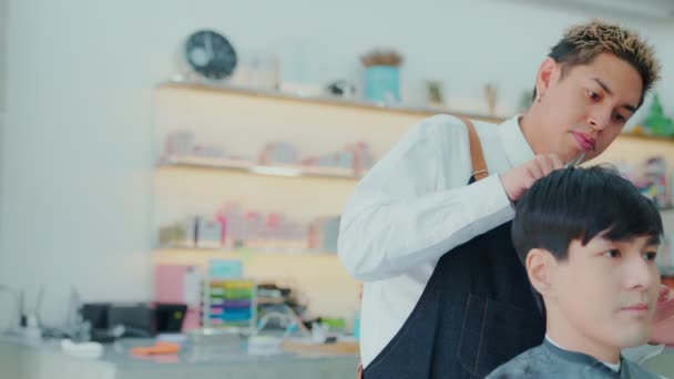 Zwolnij Trochę Profesjonalny Azjatycki Fryzjer Używa Nożyczek Grzebienia Strzyżenia Włosów — Wideo stockowe